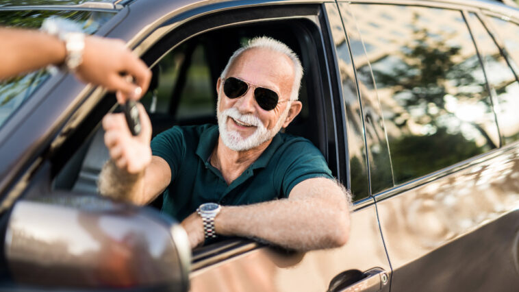 Czy seniorzy mogą wypożyczać samochody?
